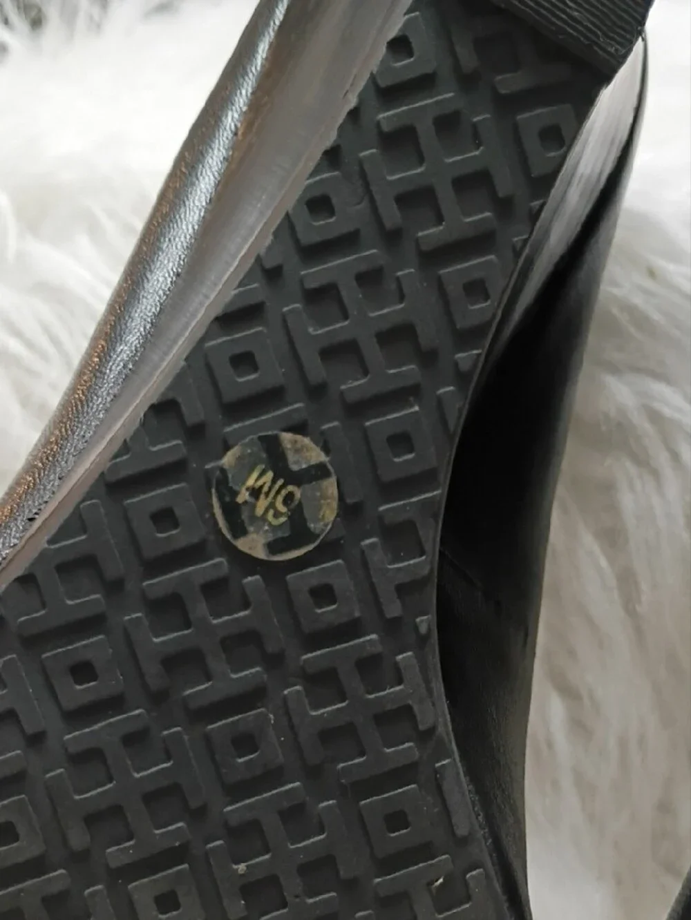 Tory Burch Chelsea Black Leather Wedge Pumps with Gold Logo 6M